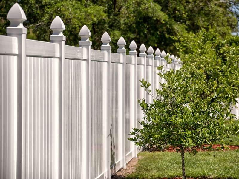 example of vinyl privacy fence for backyard.